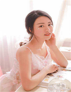 《久久久香蕉视频-初中女生光溜溜身子》