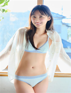 《女生迈开腿让男人打扑克-贝拉》