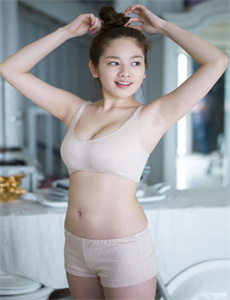 《欧美黄色精品-抖动美女胸部》